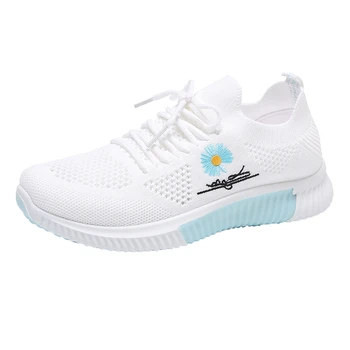 Sapatos femininos 2022 Primavera Branco Novo Respirável Esportes de Malha Versátil Verão Oco Curta Voando Tecido anti-derrapante Senhoras Tênis
