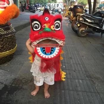 Dança Do Leão Lã, O Traje De Crianças Vestido De Chinês Arte Popular Artesanal Personagem De Banda Desenhada De Novo Leão Da Mascote Do Leão Do Sul